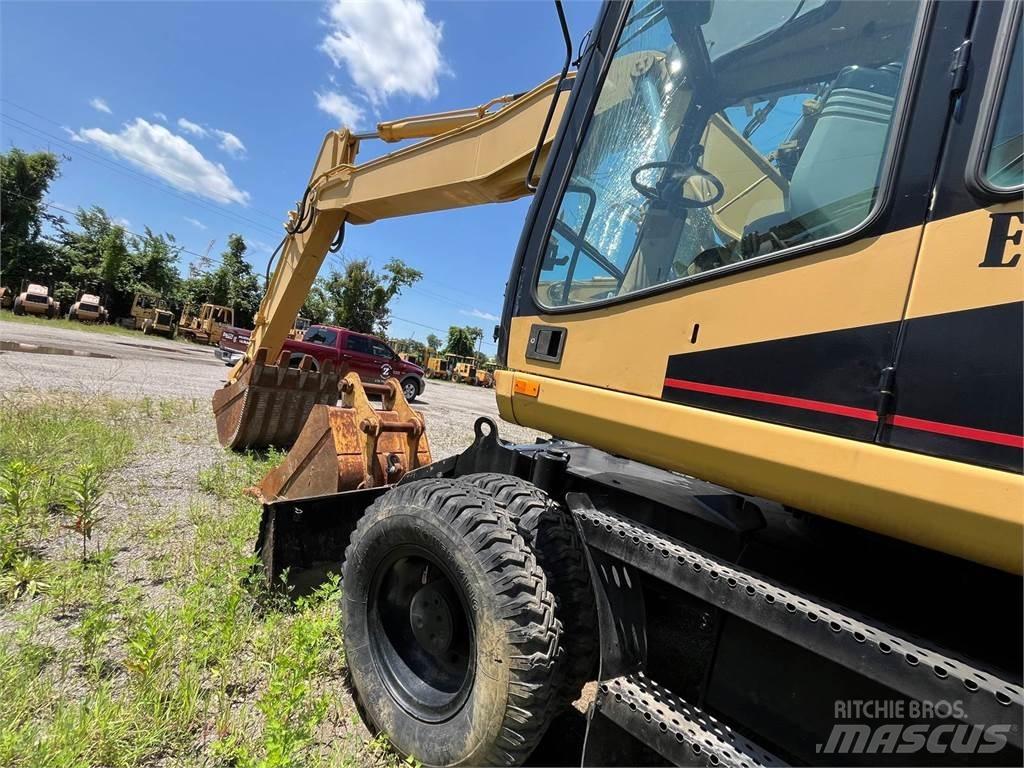 CAT M318 حفارات بعجل