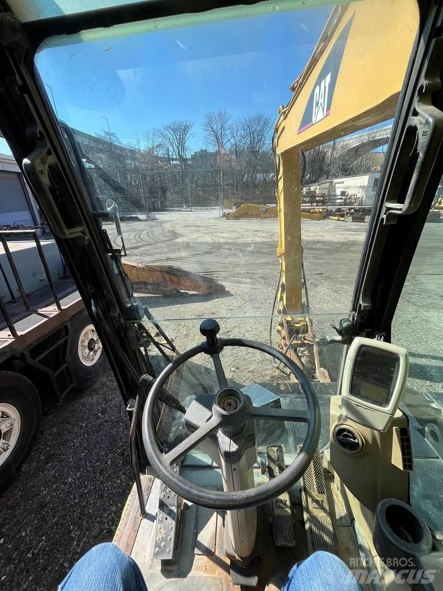 CAT M318C حفارات بعجل