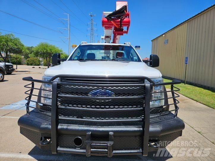 Ford F-550 المنصات الهوائية المثبتة على شاحنة