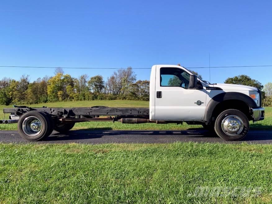 Ford F-550 شاحنات بمقصورة وهيكل