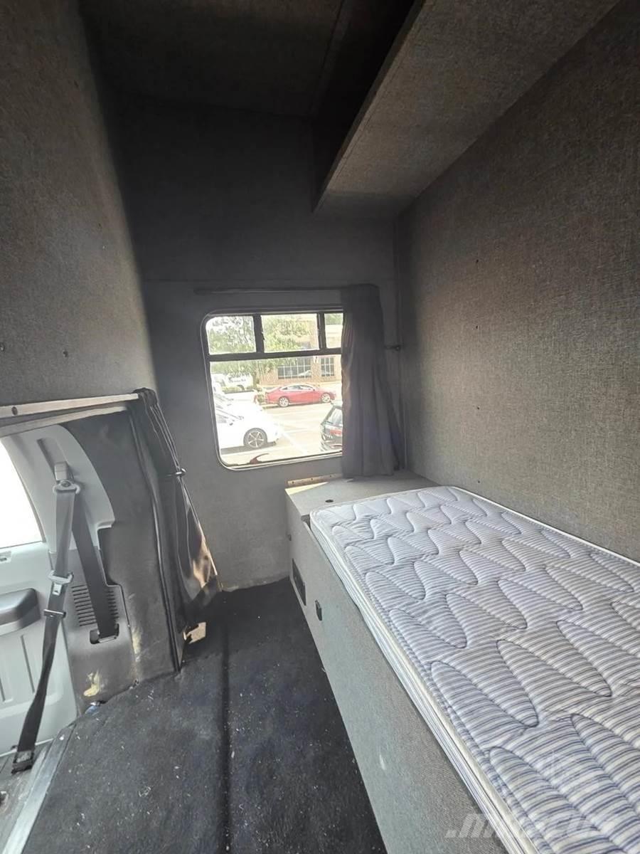 Ford F-650 شاحنات ذات هيكل صندوقي