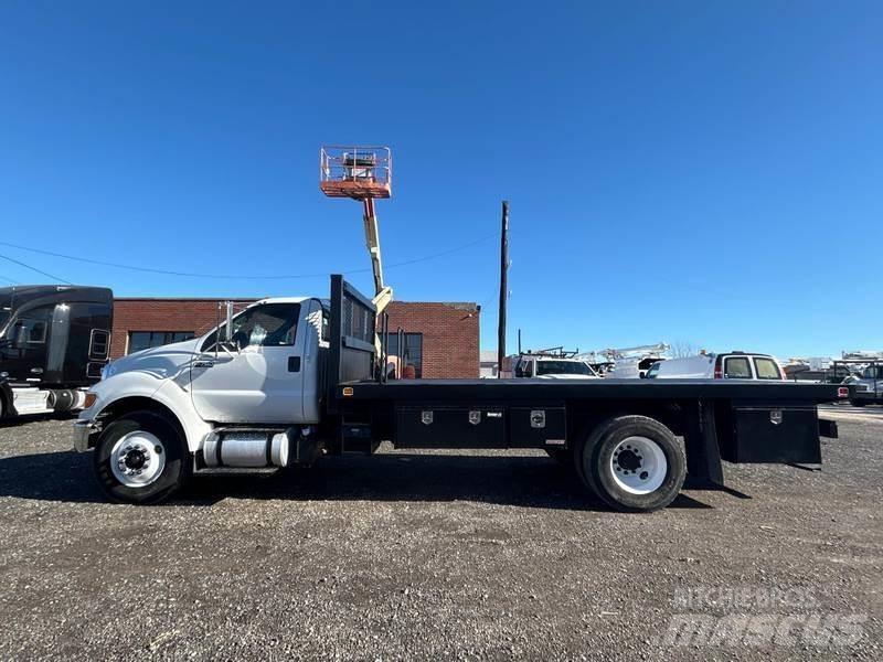 Ford F-750 شاحنات مسطحة/مفصلية الجوانب