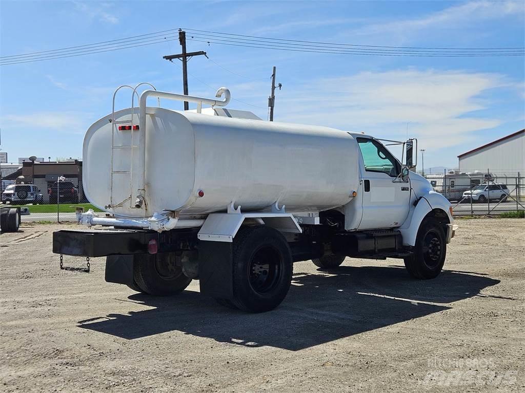 Ford F-750 شاحنات ذات صهاريج