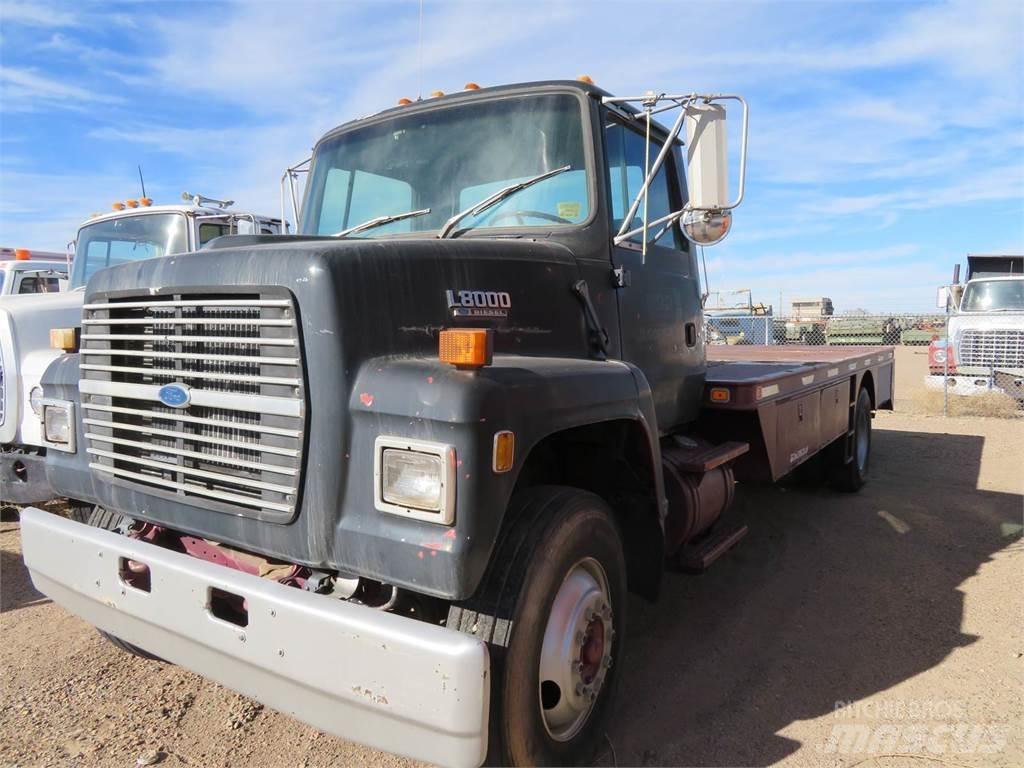 Ford L8000 شاحنات قلابة