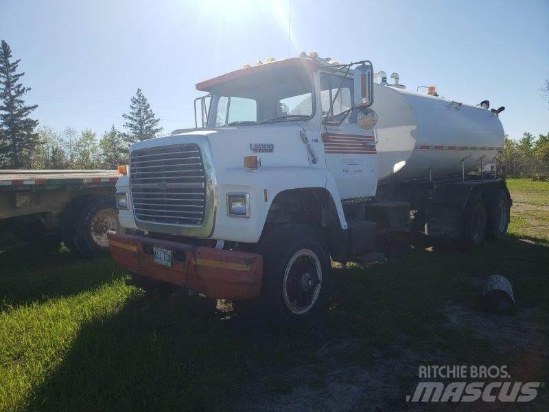 Ford L8000 شاحنات ذات صهاريج