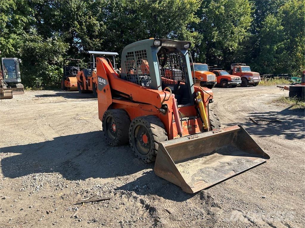 Gehl 5640E لوادر زحافة