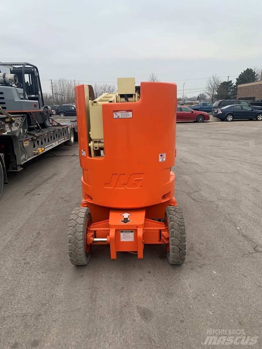 JLG E300AJ رافعات السارية الرأسية