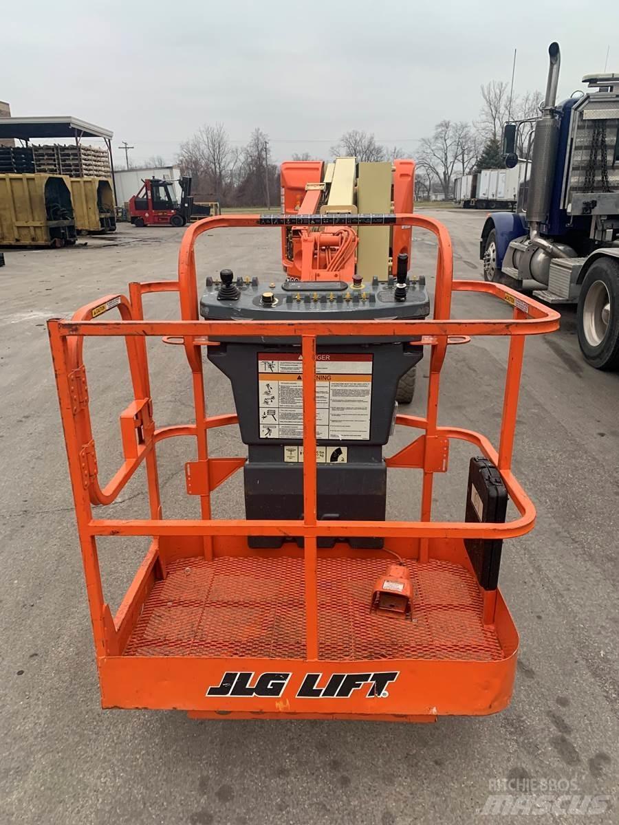 JLG E300AJ رافعات السارية الرأسية