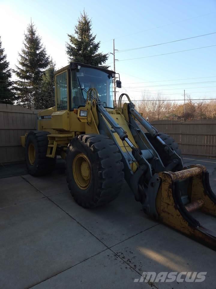 Volvo L90B لوادر بعجل