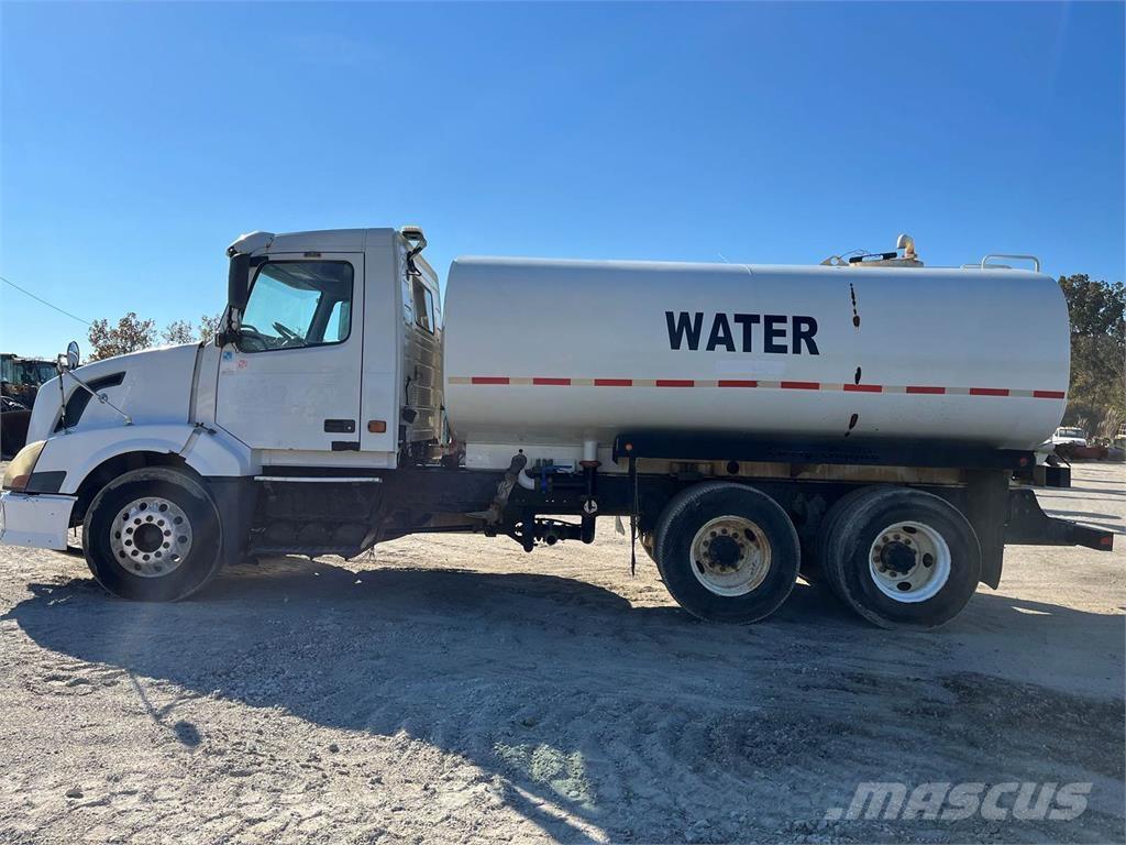 Volvo VNL شاحنات ذات صهاريج