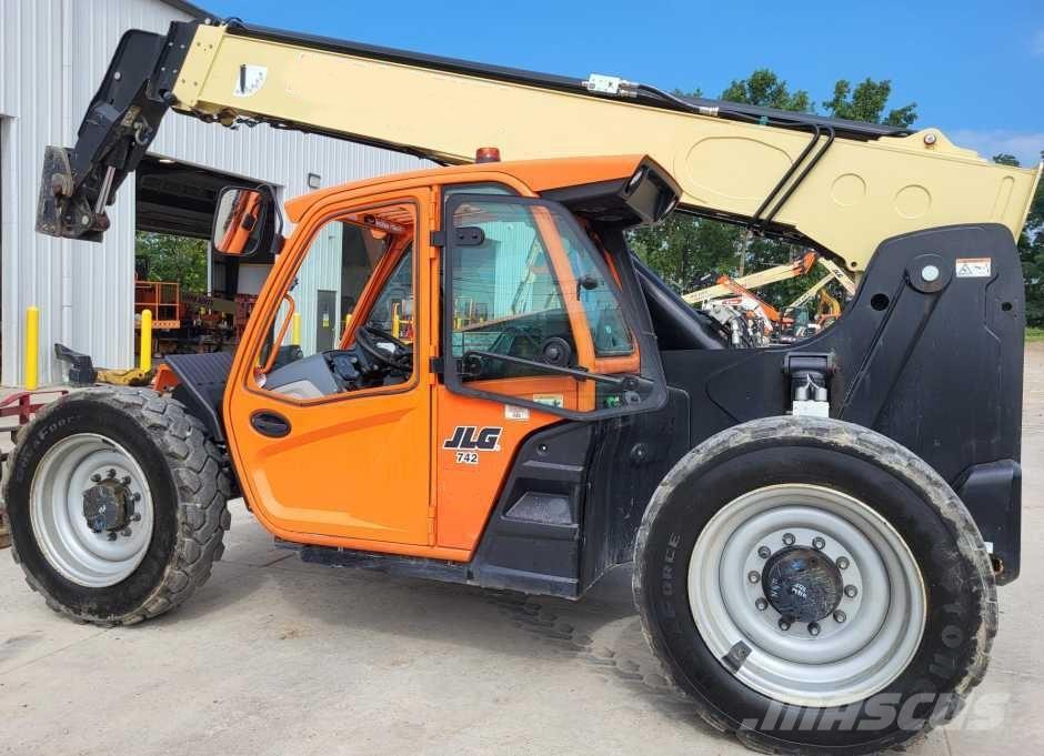 JLG 742 مناولات متداخلة