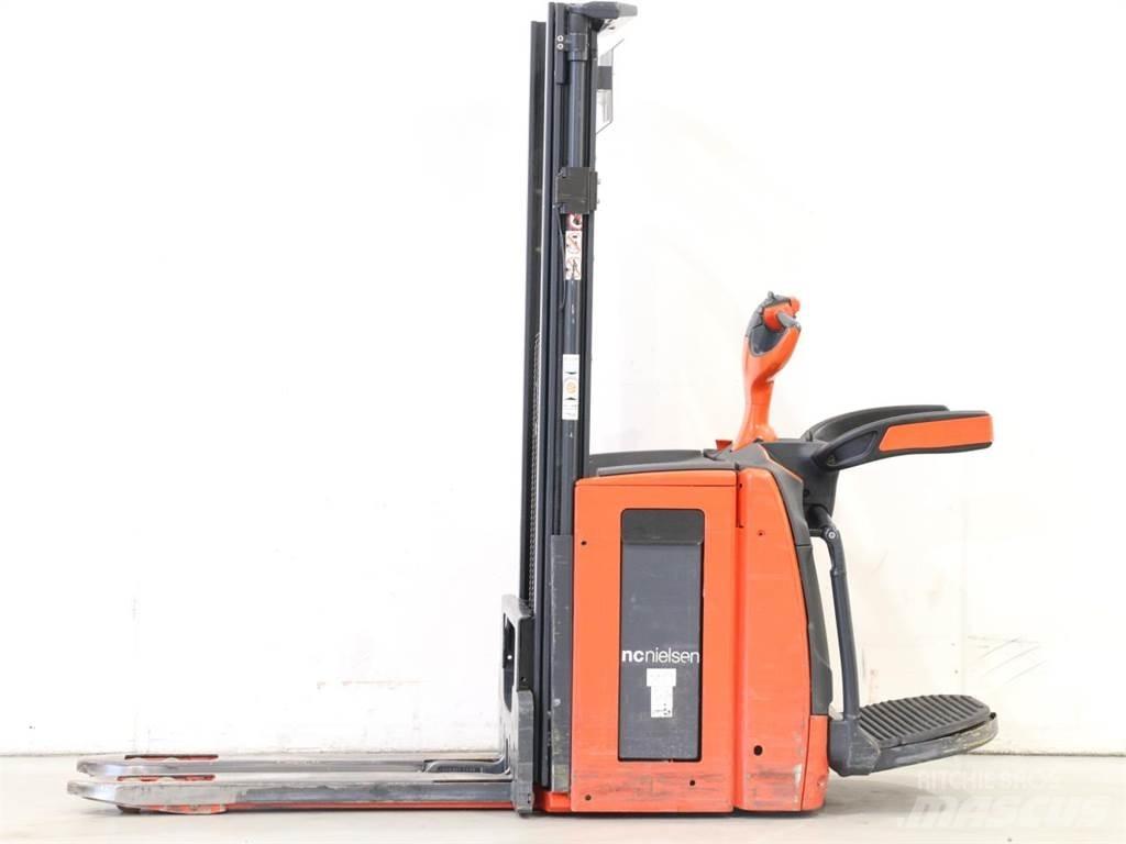 Linde D12AP/1173-01 معدات التكديس الجوالة