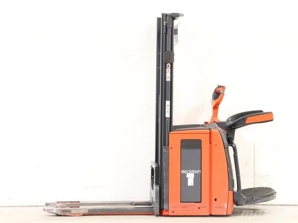 Linde D12AP/1173-01 معدات التكديس الجوالة