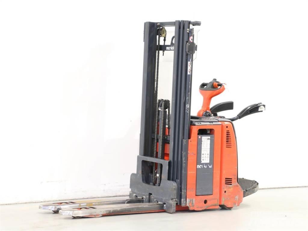 Linde D12AP/133 معدات التكديس الجوالة