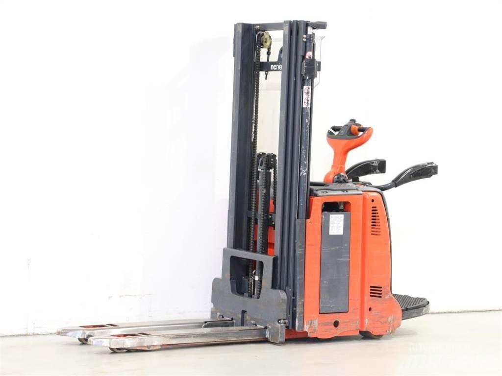Linde D12AP/133 معدات التكديس الجوالة