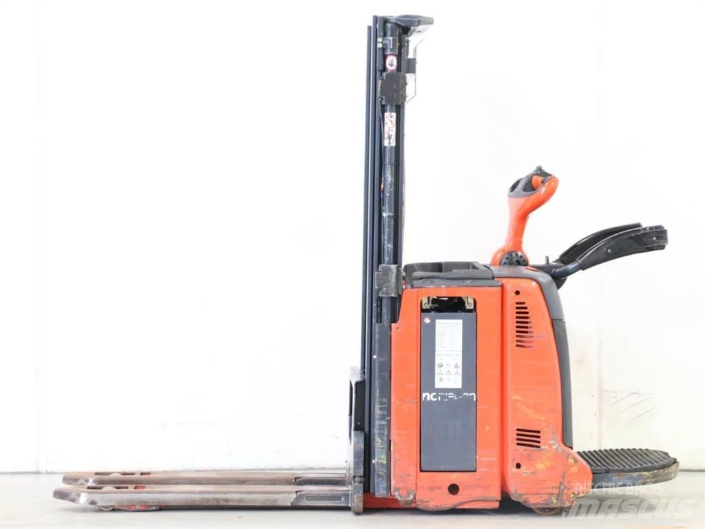 Linde D12AP/133-00 معدات التكديس الجوالة