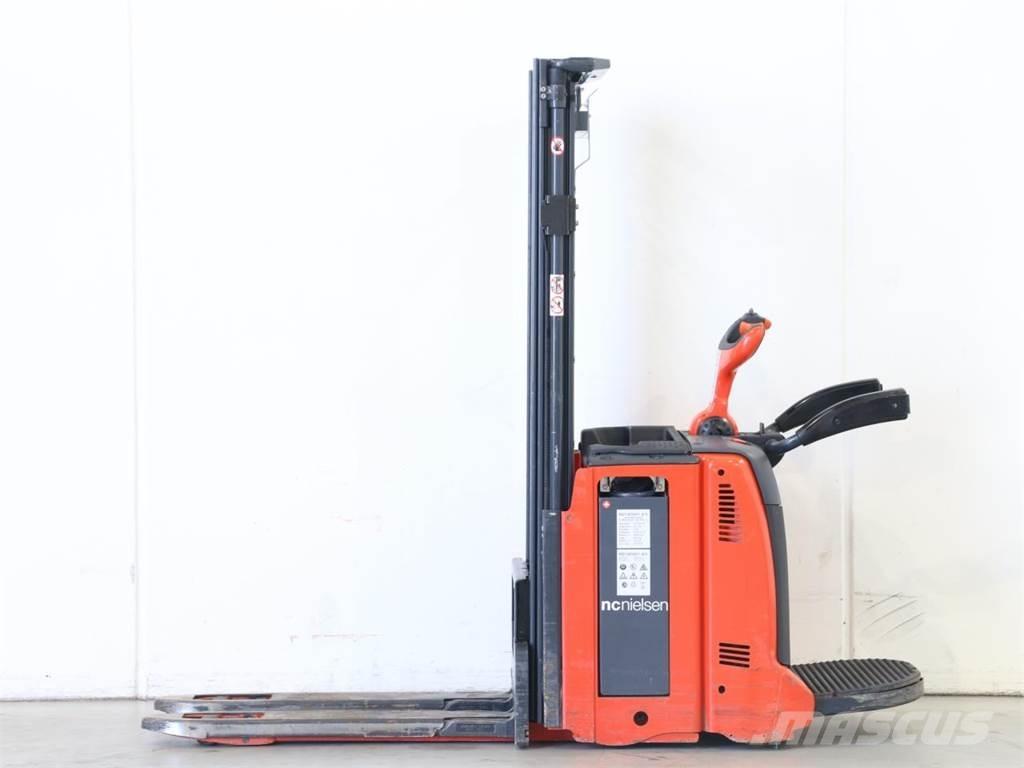 Linde D12AP/133-01 معدات التكديس الجوالة