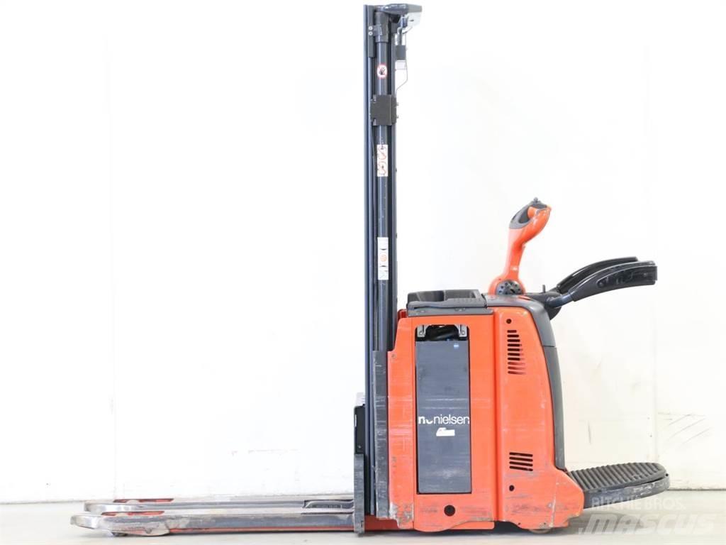 Linde D12AP/133-01 معدات التكديس الجوالة