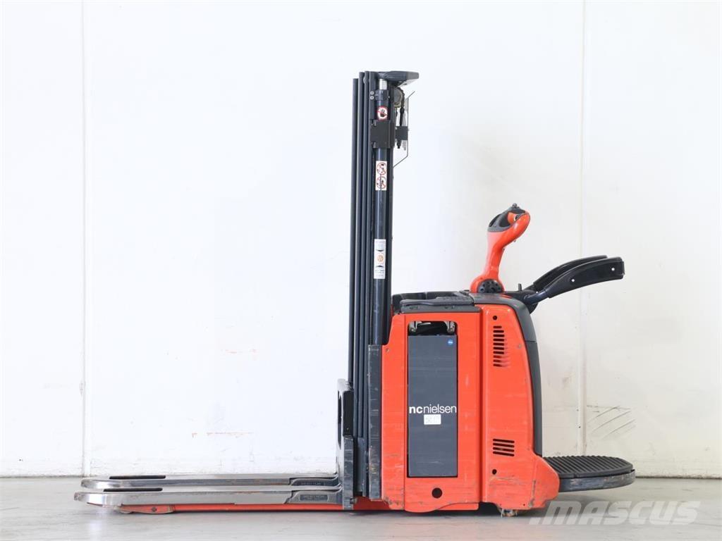Linde D12AP/133-01 معدات التكديس الجوالة