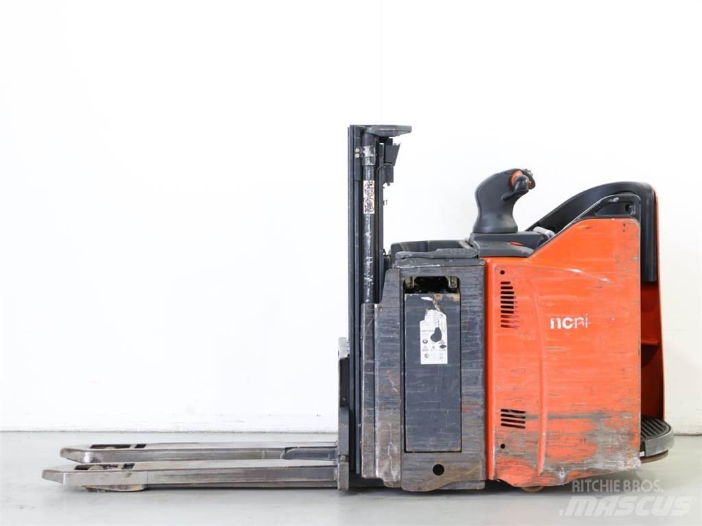 Linde D12HPSP/133 معدات التكديس الجوالة