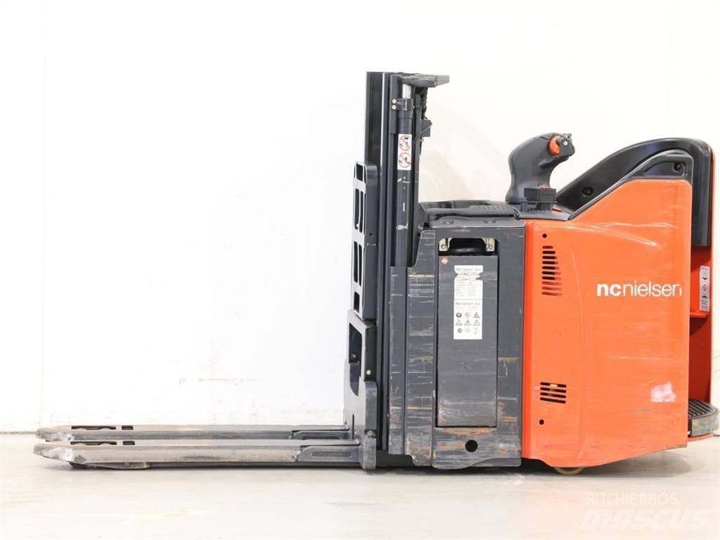 Linde D12SP/133-00 معدات التكديس الجوالة