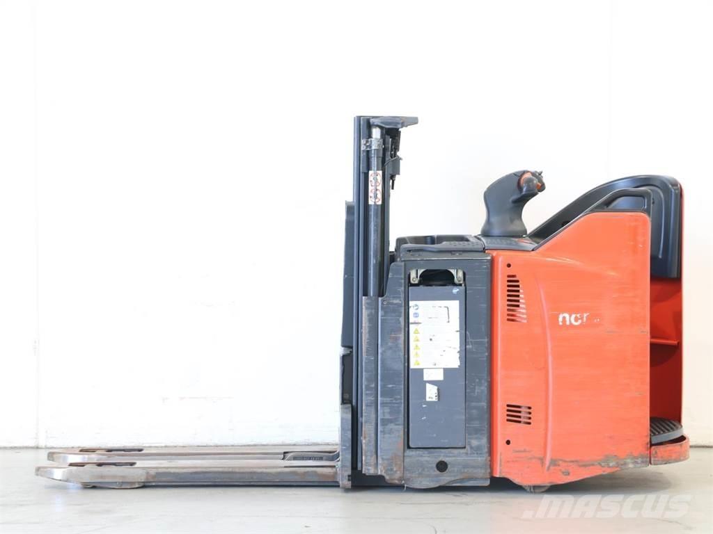 Linde D12SP/133-01 معدات التكديس الجوالة