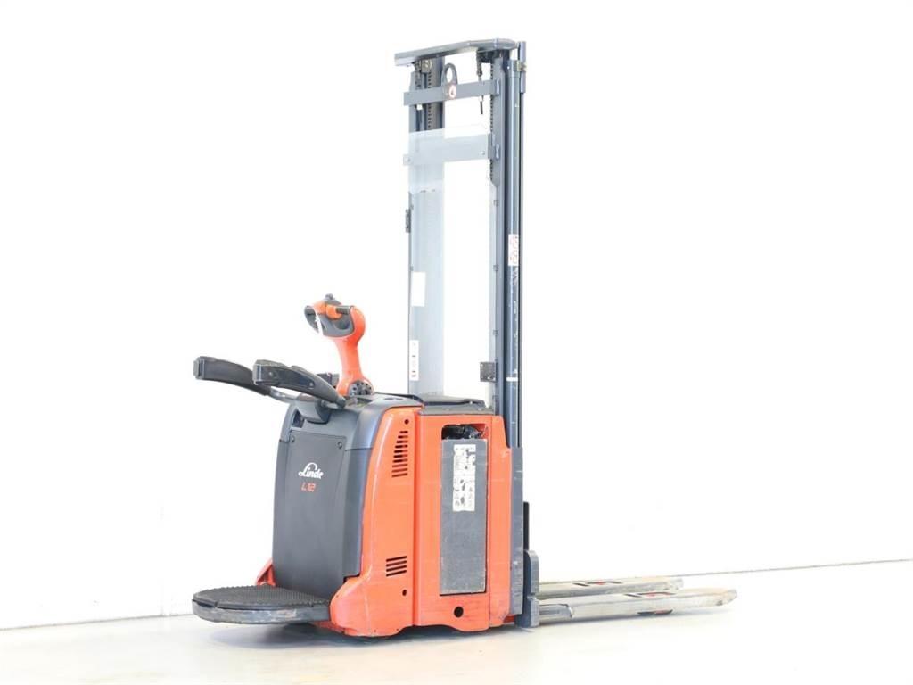 Linde L12AP/133-00 معدات التكديس الجوالة