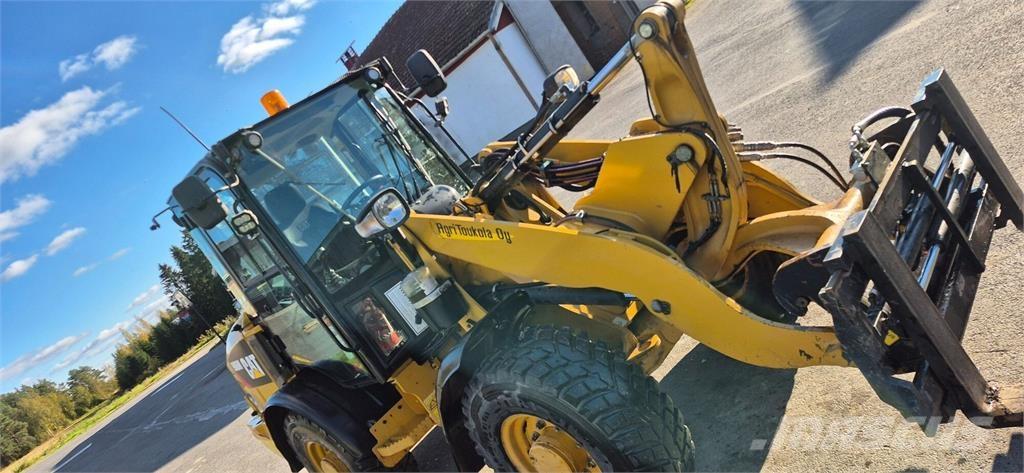 CAT 906M لوادر بعجل