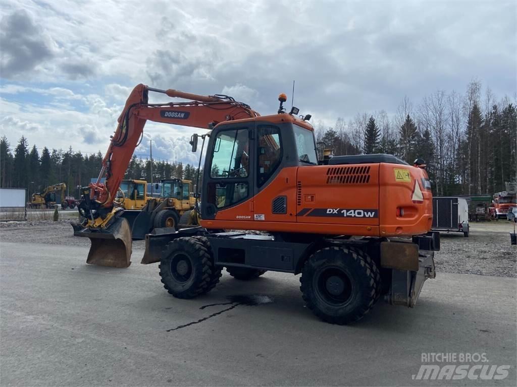 Doosan DX 140W حفارات بعجل