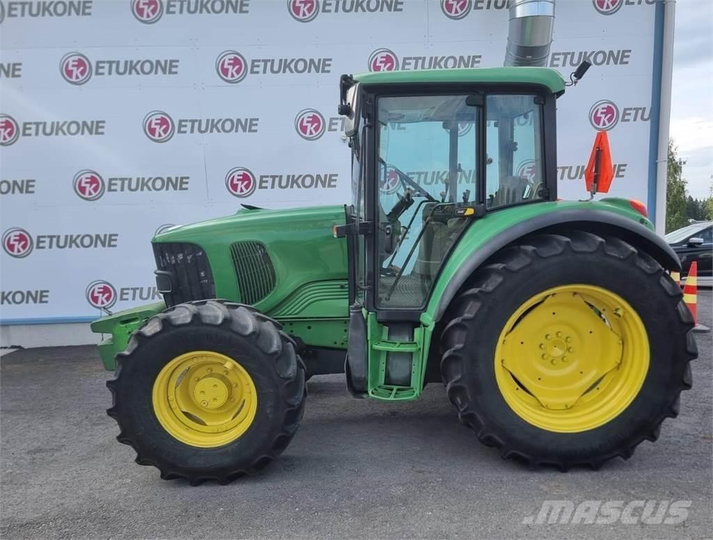 John Deere 6120SE الجرارات
