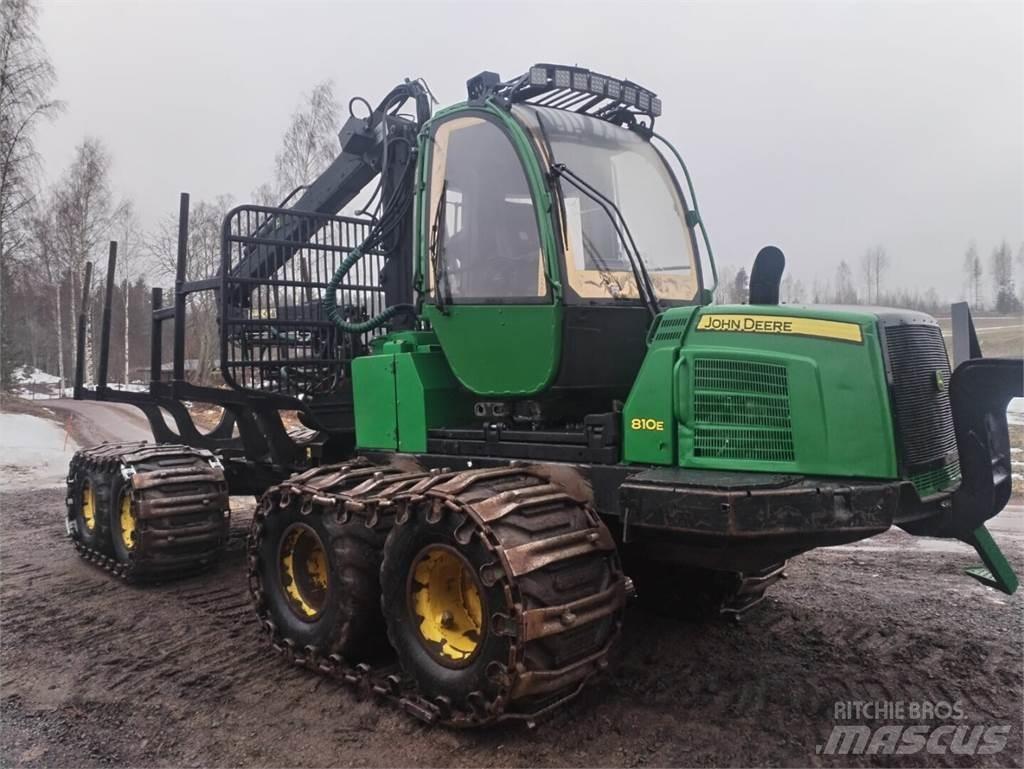John Deere 810 E شاحنات