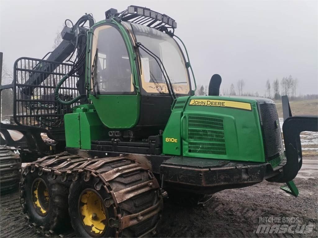 John Deere 810 E شاحنات