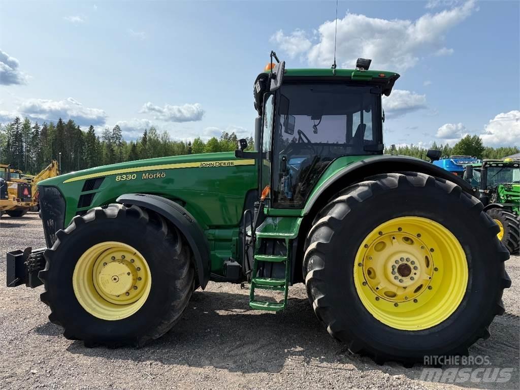 John Deere 8330 الجرارات