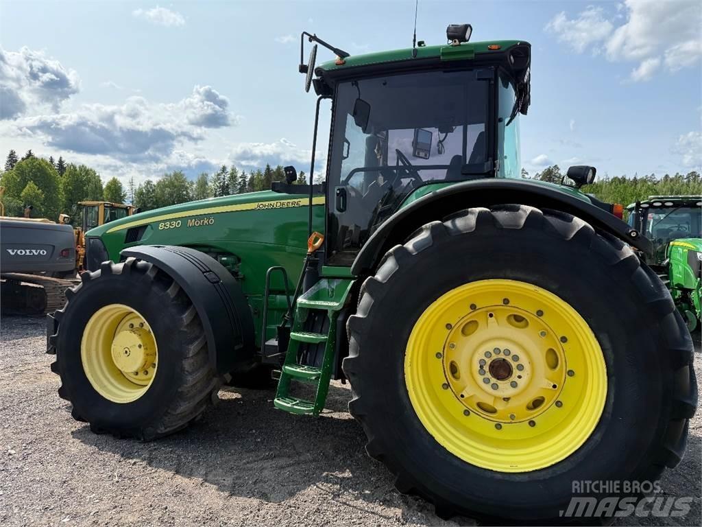 John Deere 8330 الجرارات