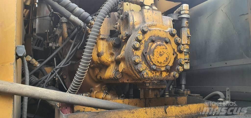 Komatsu PC300-3 حفارات زحافة