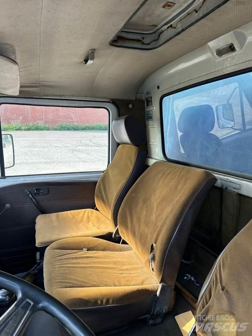 MAN Vw 9.136 شاحنات بغطاء جانبي