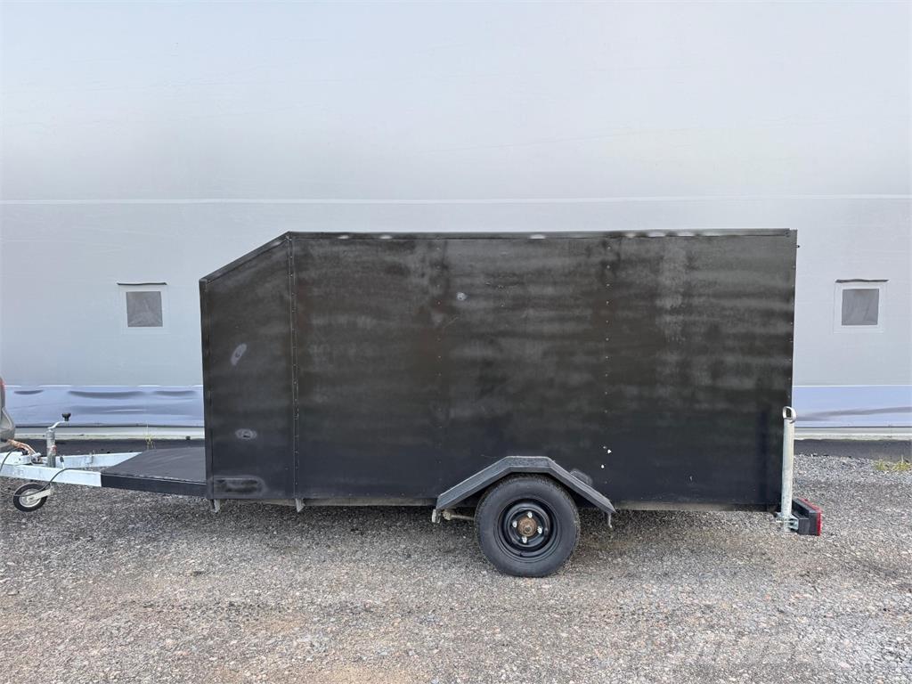  Umpiperäkärry مقطورات خفيفة