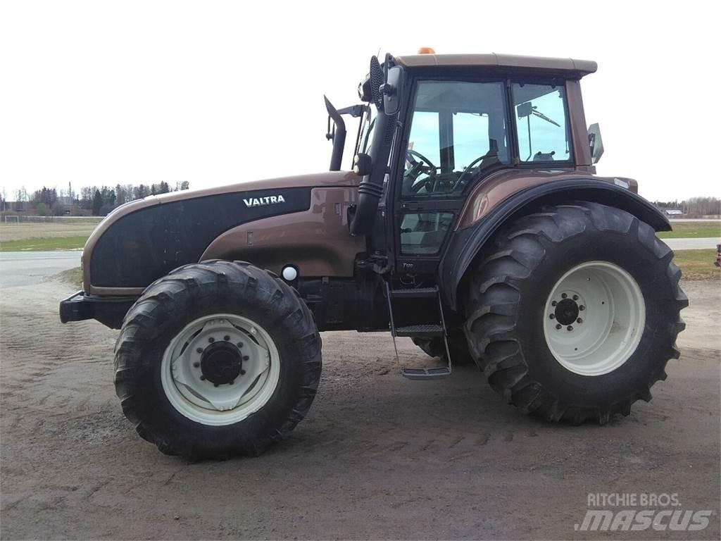 Valtra T 170 الجرارات