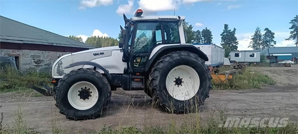Valtra T 180 الجرارات