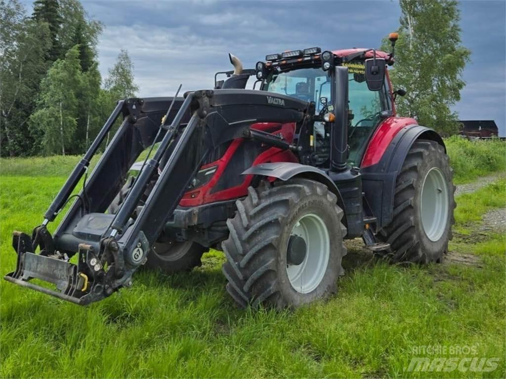Valtra T144 Versu الجرارات