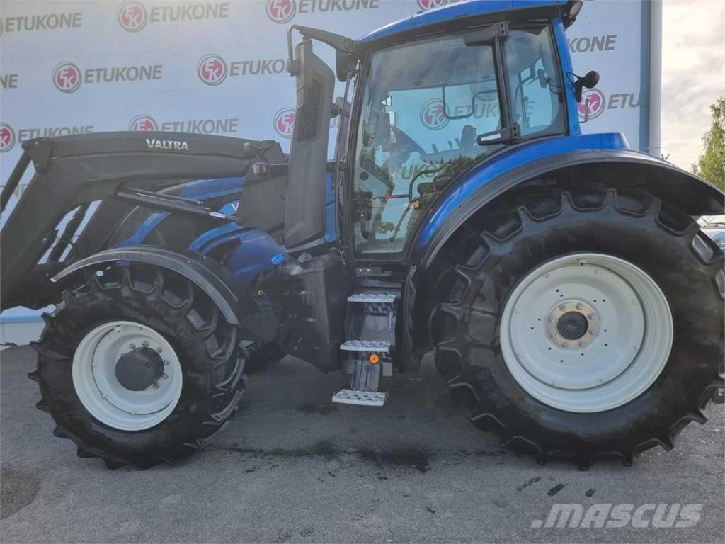 Valtra T145 الجرارات