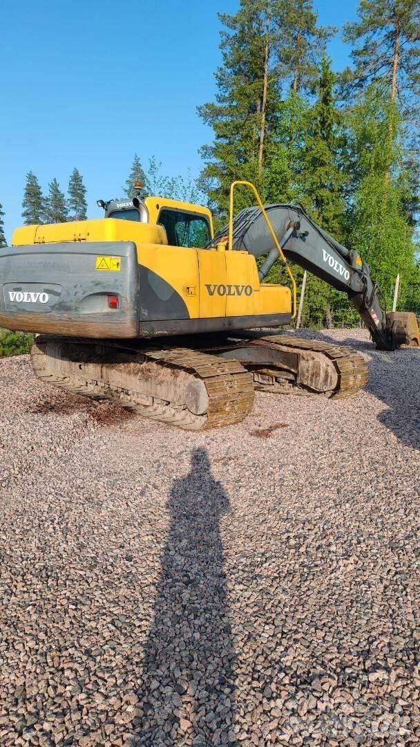 Volvo 210 B حفارات زحافة