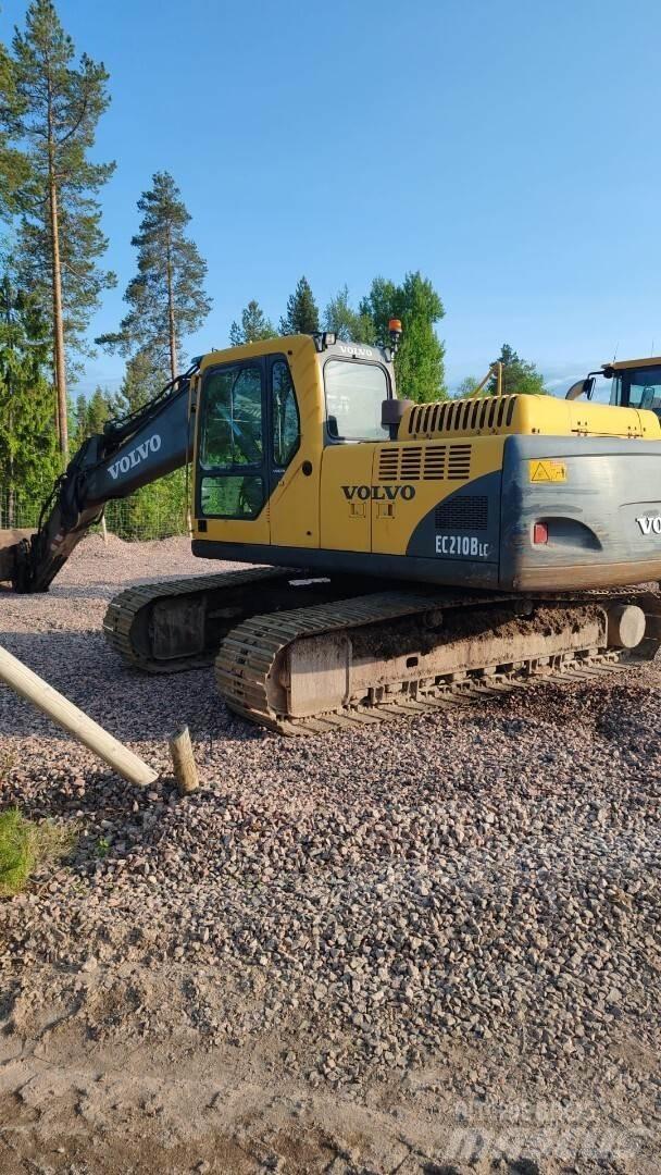 Volvo 210 B حفارات زحافة