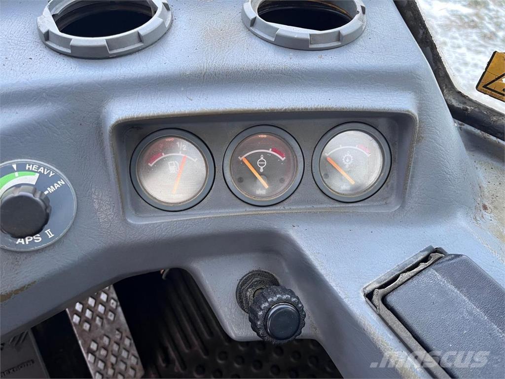 Volvo L120C لوادر بعجل