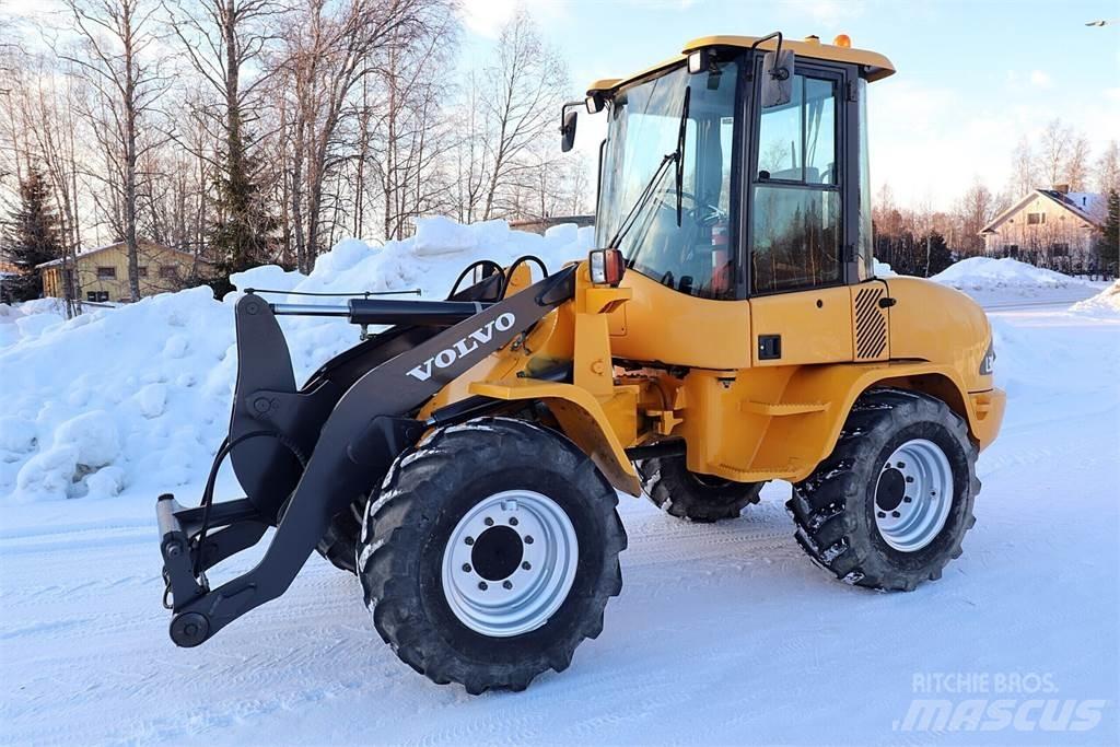 Volvo L30B Pro لوادر بعجل