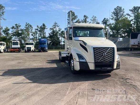 Volvo VNL64T300 وحدات الجر