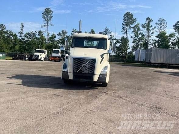 Volvo VNL64T300 وحدات الجر