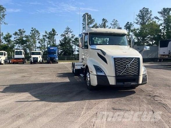 Volvo VNL64T300 وحدات الجر