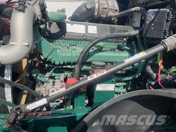 Volvo VNL64T300 وحدات الجر