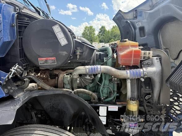 Volvo VNL64T860 وحدات الجر